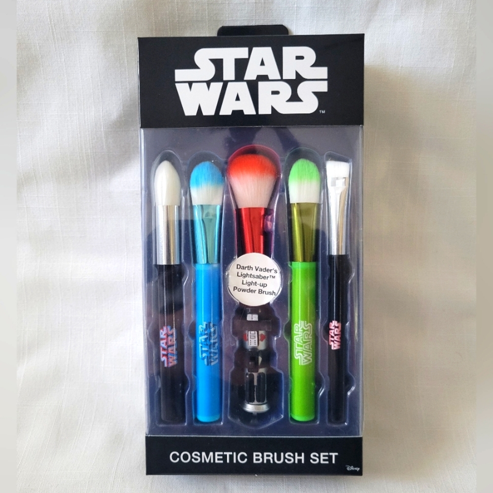 New Starwars Cosmetic Brush Set with Light-up Powder Brush
